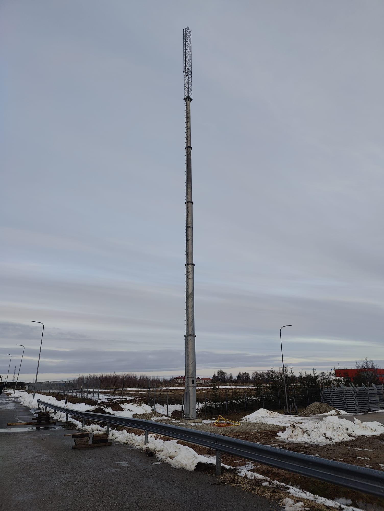 Mobiilsidevõrgu tugijaam talvel