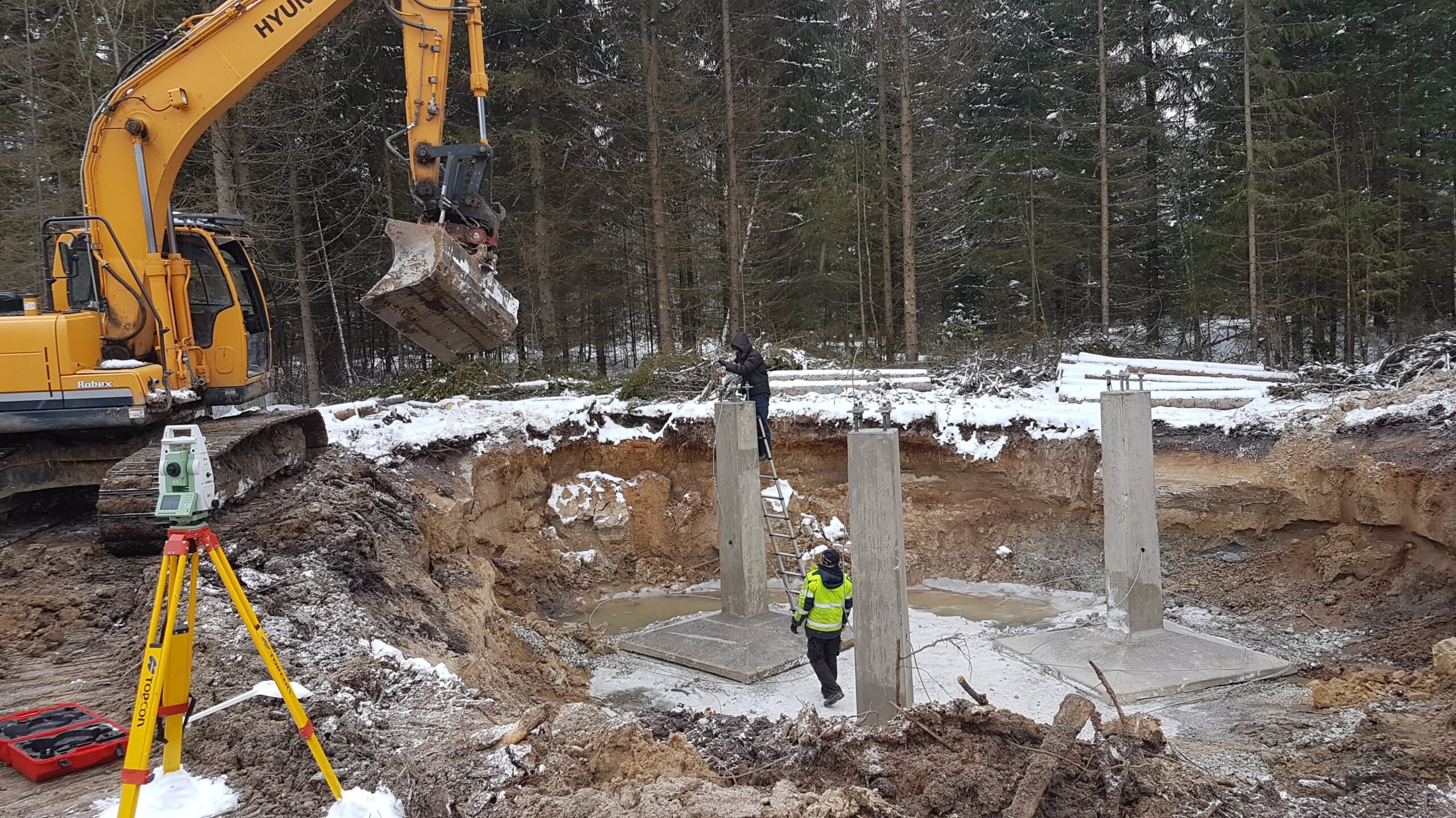 Kaevetööd - Hyundai ekskavaator trassi kaevamine